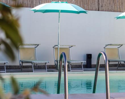 Goditi una pausa rilassante a bordo piscina: scegli il comfort di Hotel Blumarea a Castesardo!