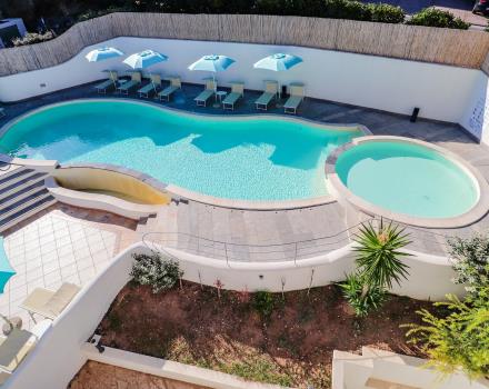 Enjoy a relaxing break by the pool: choose the comfort of Hotel Blumarea in Castesardo!