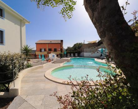 Enjoy a relaxing break by the pool: choose the comfort of Hotel Blumarea in Castesardo!