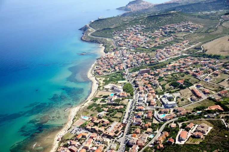Nell'immagine si vedono la città e la costa di Castelsardo fotografate dall'alto.